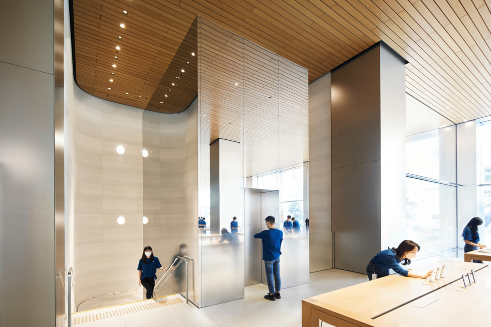 En kunde går op ad trappen inde i Apple Myeongdong.