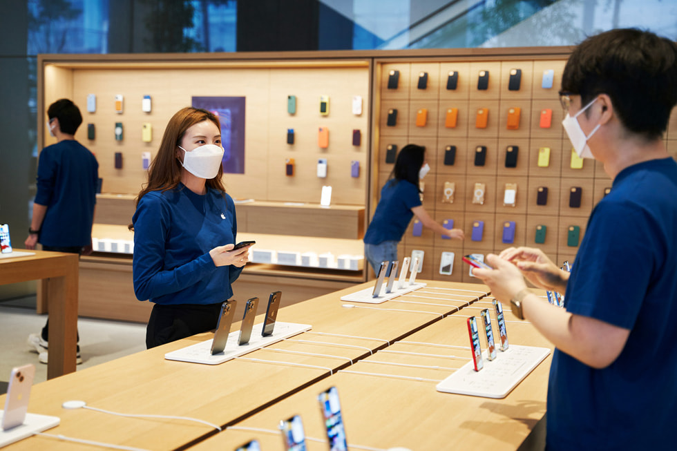 Kunder ses i færd med at shoppe i den nye Apple Myeongdong, Apples nye butik i Seoul.