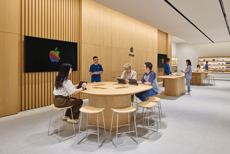 Hämtningsstationen och det runda bordet på Apple MixC Shenzhen. 