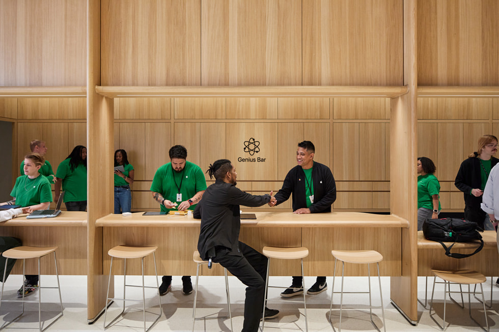 Kunder går ind i Apple Tysons Corner, mens medarbejderne klapper.