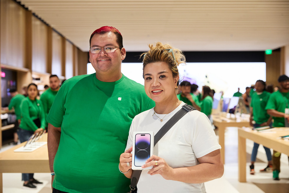 En kunde fremviser sin nyindkøbte iPhone 14 Pro.