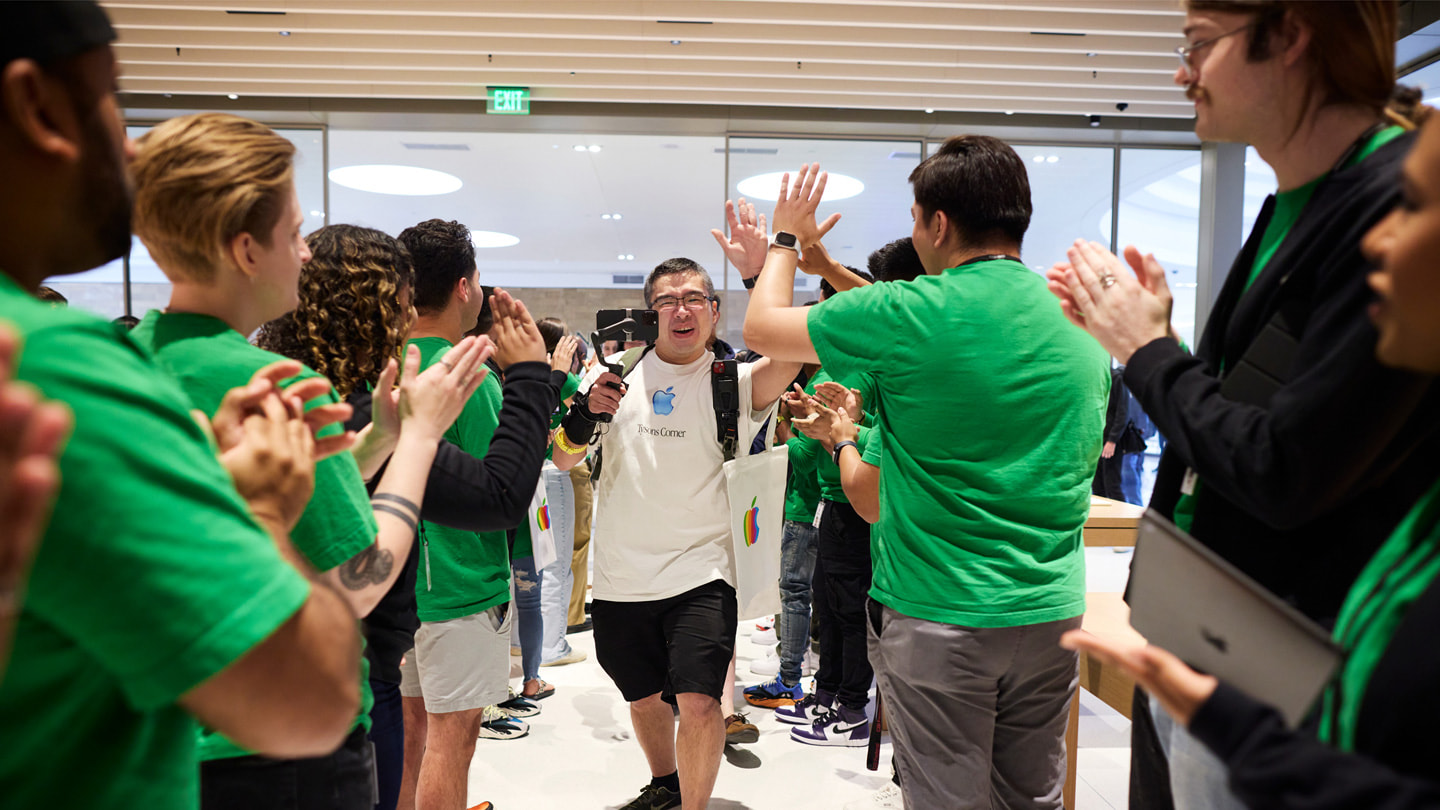 Kunder går ind i Apple Tysons Corner, mens medarbejderne klapper.