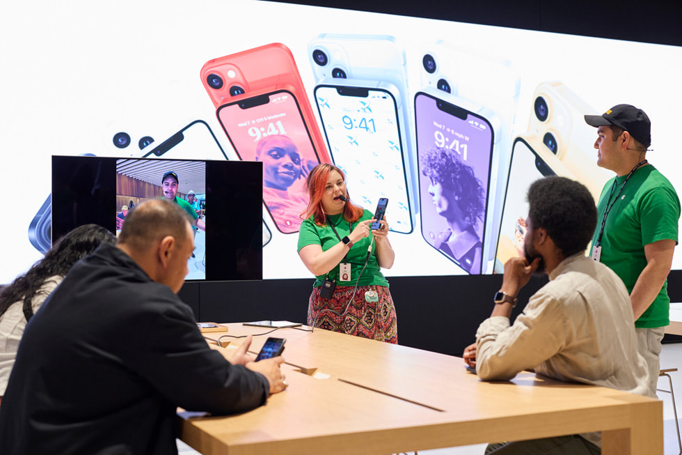 Visning af kunder samlet omkring Today at Apple-bordet i Apple Tysons Corner.