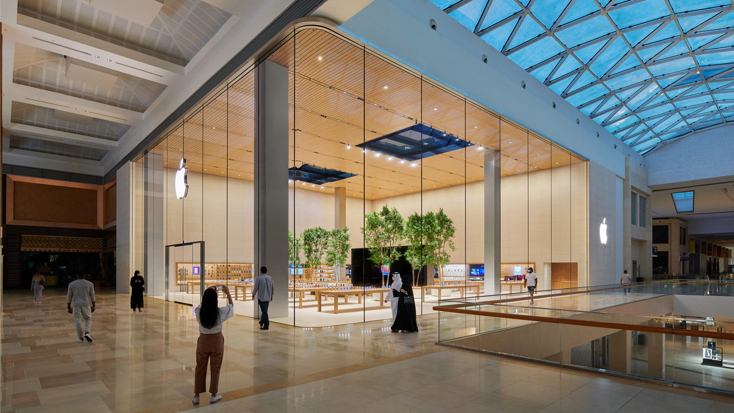 صورة لمتجر Apple ياس مول في أبوظبي من الخارج تظهر فيها الواجهة الزجاجية للمتجر.