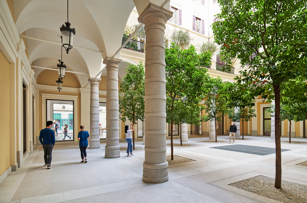Gårdspladsen i Apple Via del Corso.