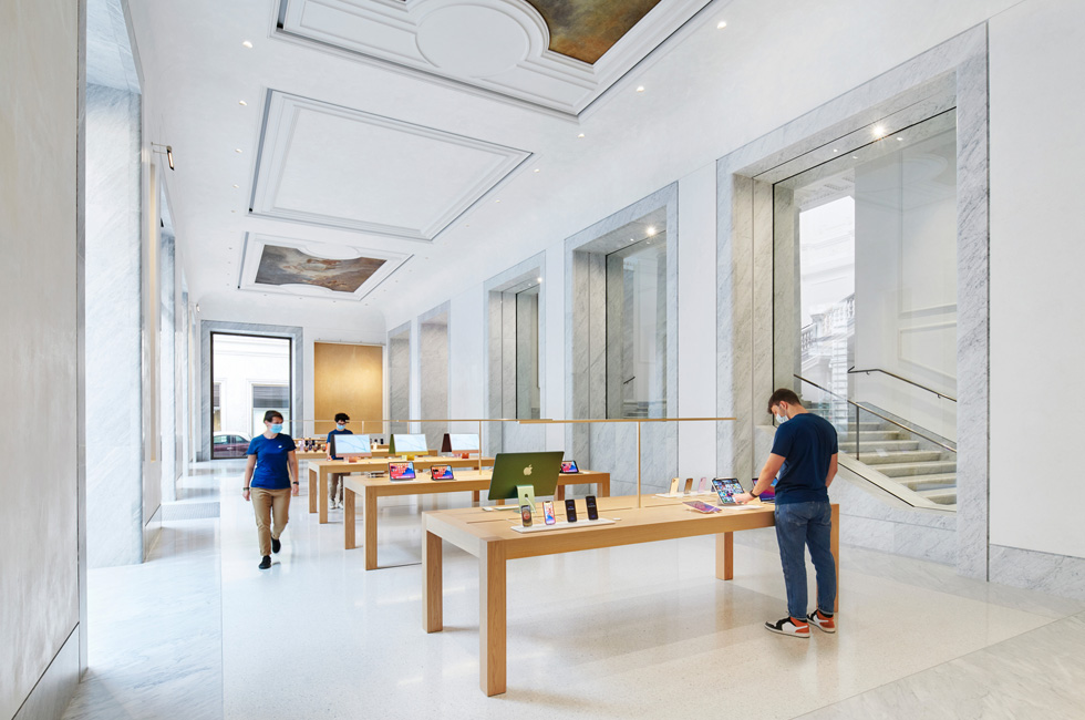 Indenfor i Apple Via del Corso.