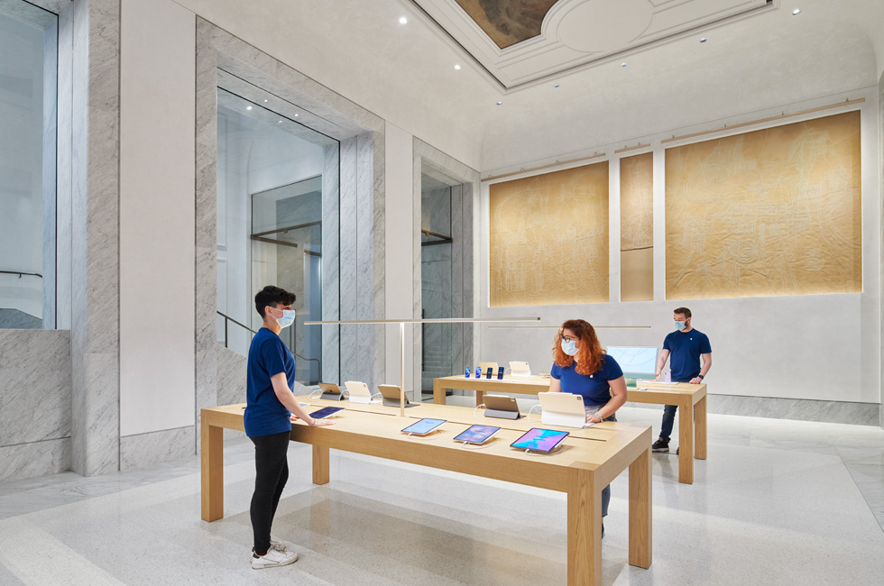 Apple Via del Corso-teammedlemmer, der gør butikken klar.