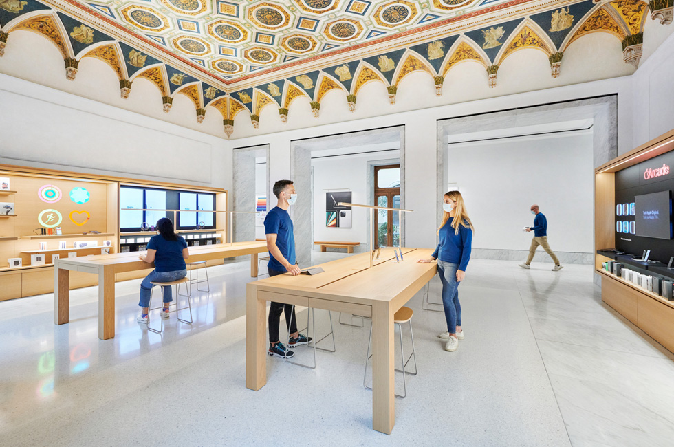 Området med Genius Bar og Apple-support i Apple Via del Corso. 