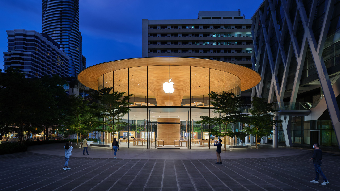 Apple Central Worlds udendørs torv og facade. 