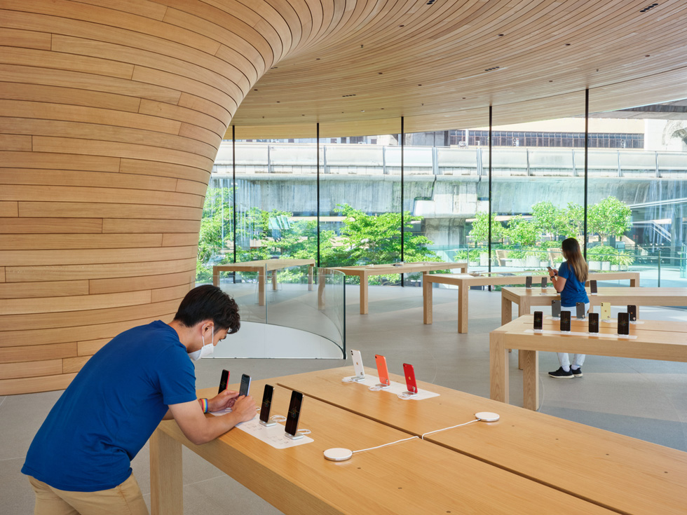 Apple Central Worlds teammedlemmer, der gør produktudstillingen klar. 