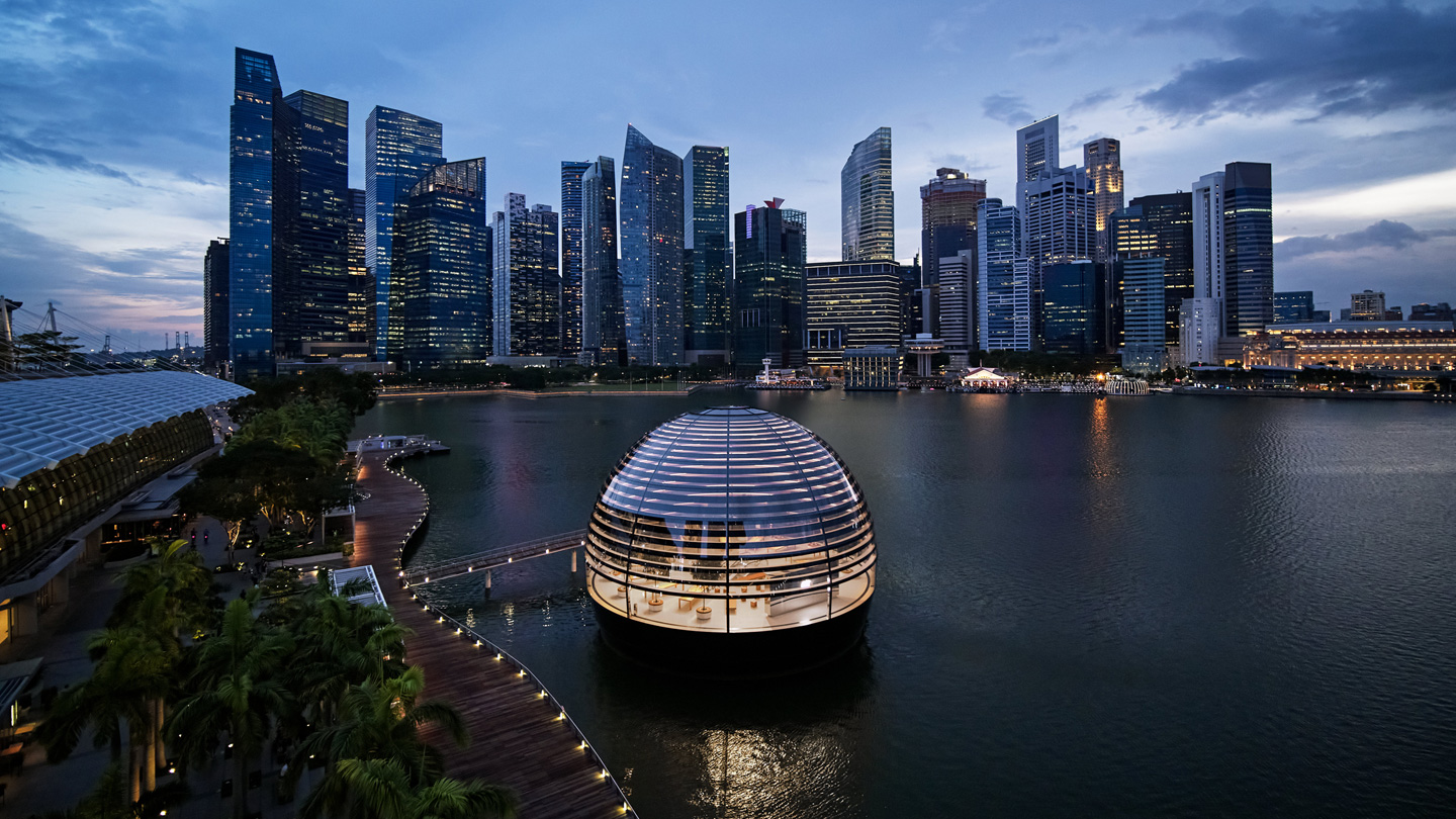Det udvendige af Apple Marina Bay Sands-kuplen med byens skyline.