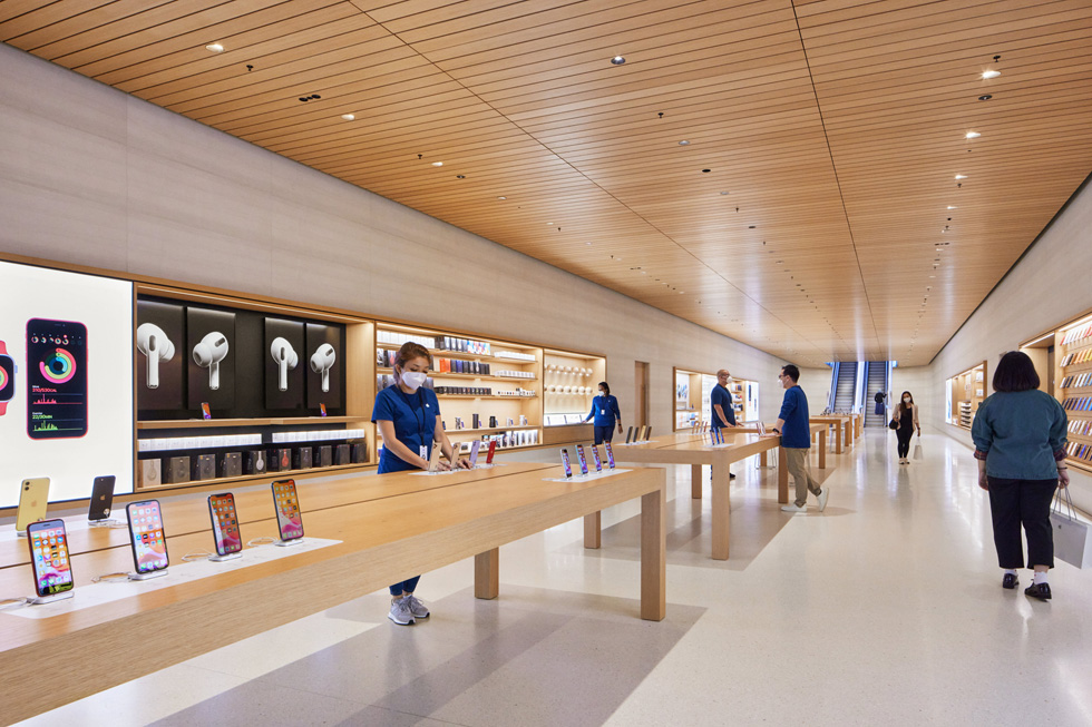 Apple-teammedlemmer gør sig klar til kunder i Apple Marina Bay Sands.