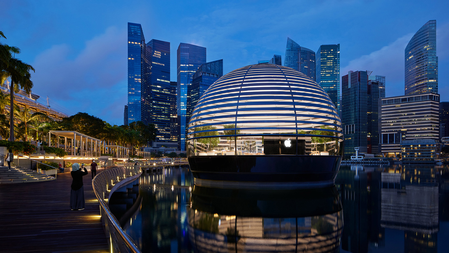 Udvendigt billede af den flydende kuppelbygning Apple Marina Bay Sands.