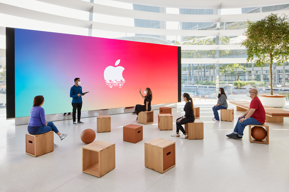 Kunder, der sidder og lytter til et Apple-teammedlem.