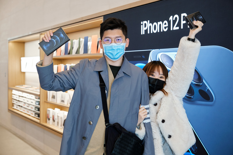 Apple Sanlitunで買ったばかりの新しいiPhone 12 Pro Maxを自慢するお客様。