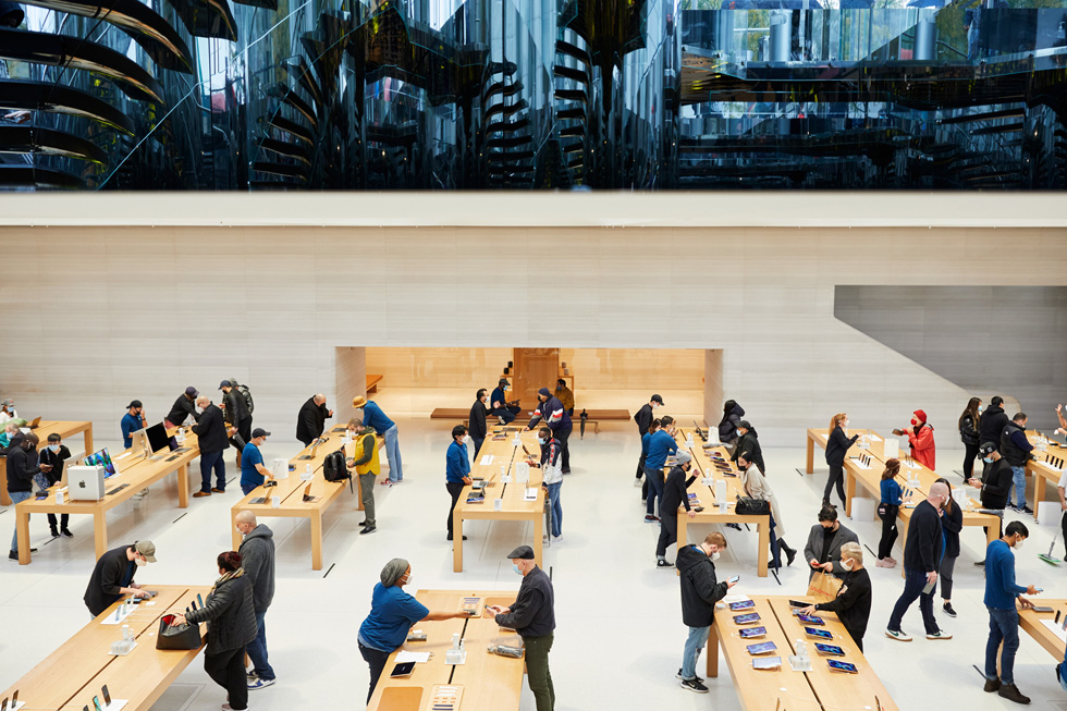 Apple Fifth Avenueでディスプレイテーブルを囲むお客様とAppleのチームメンバー。
