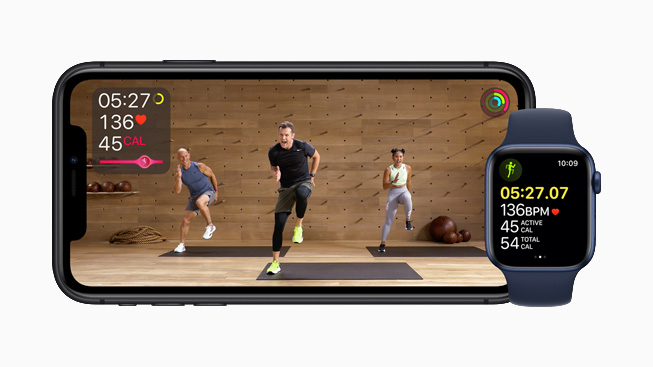 iPhone 11 Pro ekranında Apple Fitness+’ta bir stüdyo antrenmanı görülüyor.