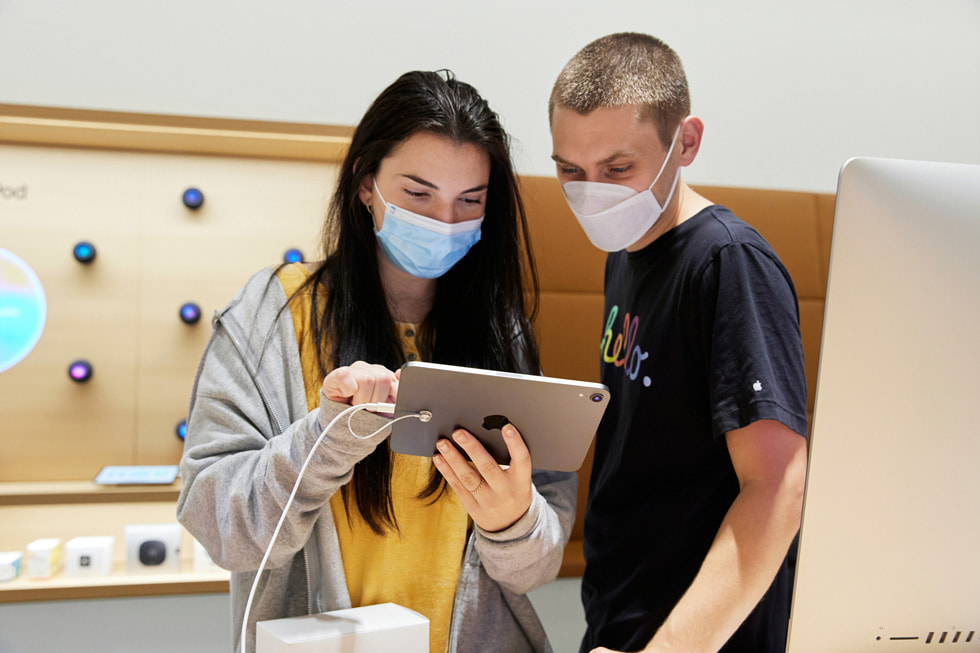 To unge kunder, der kigger på den nye iPad mini i Apple Bay Plaza.
