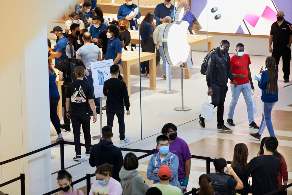 Kunder, der står i kø foran Apple Bay Plaza.