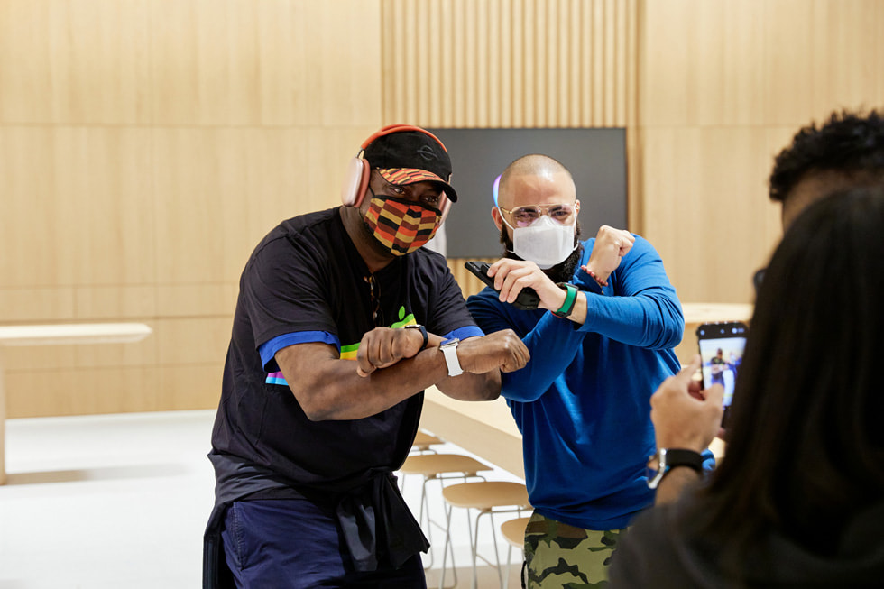 En kunde og en medarbejder i Apple Bay Plaza, der får taget et billede med en iPhone, mens de poserer som i Bronx.