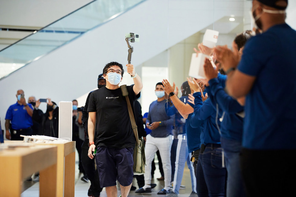 Medarbejdere i Apple Bay Plaza byder kunder velkommen, som kommer for at opleve de nye modeller af iPhone 13, den niende generation af iPad og iPad mini.