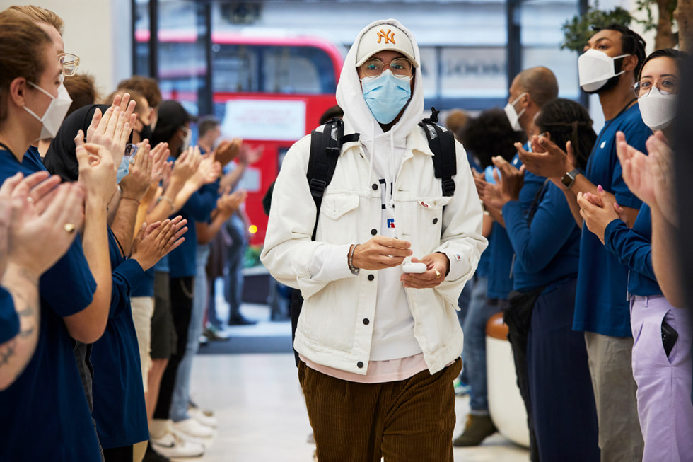 Medarbejdere i Apple Regent Street byder kunder velkommen, som er kommet for at se iPhone 13-serien. 