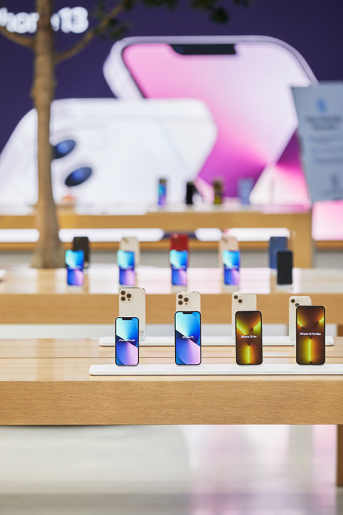 iPhone 13-modeller på udstillingsborde i Apple Regent Street.