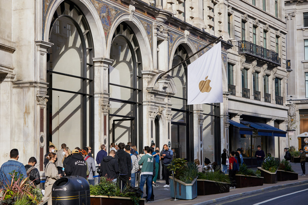 Kunder, der står i kø foran Apple Regent Street.