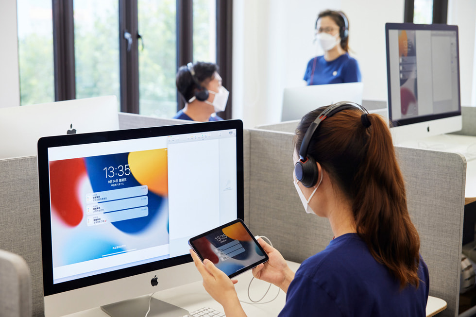 En medarbejder i Apples onlinebutik på et callcenter i Shanghai rådgiver en kunde om den nye iPad mini.