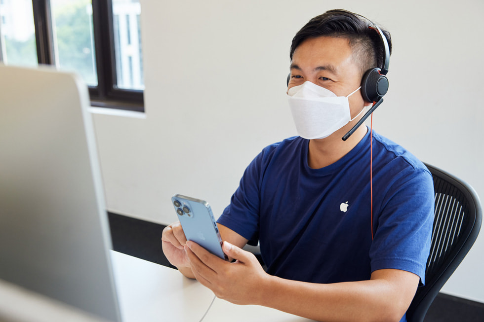 En medarbejder i Apples onlinebutik på et callcenter i Shanghai rådgiver en kunde om den nye iPhone 13 Pro Max. 