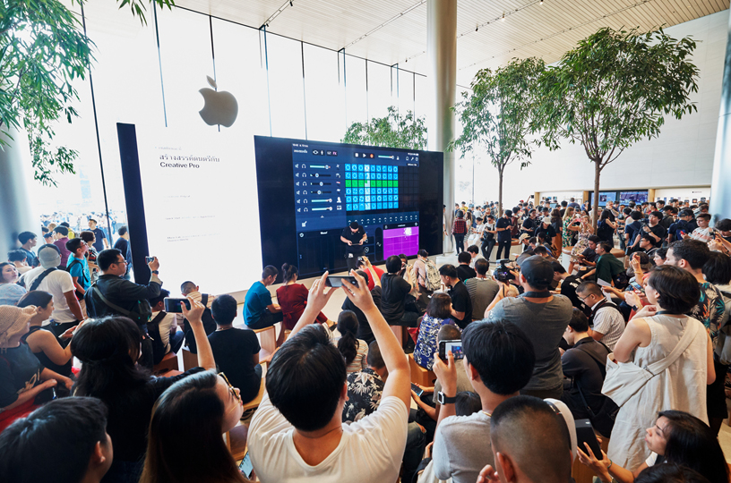 Çok sayıda ziyaretçi Apple Iconsiam’ın içinde.