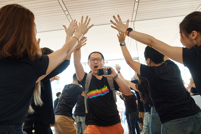 Les clients entrent dans le magasin Apple Xinyi A13 de Taipei.