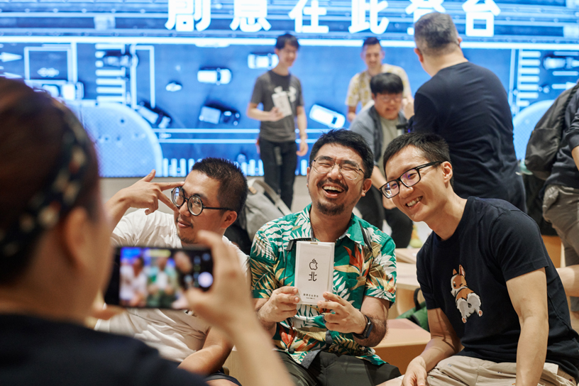 Les clients à l’intérieur d’Apple Xinyi A13. 