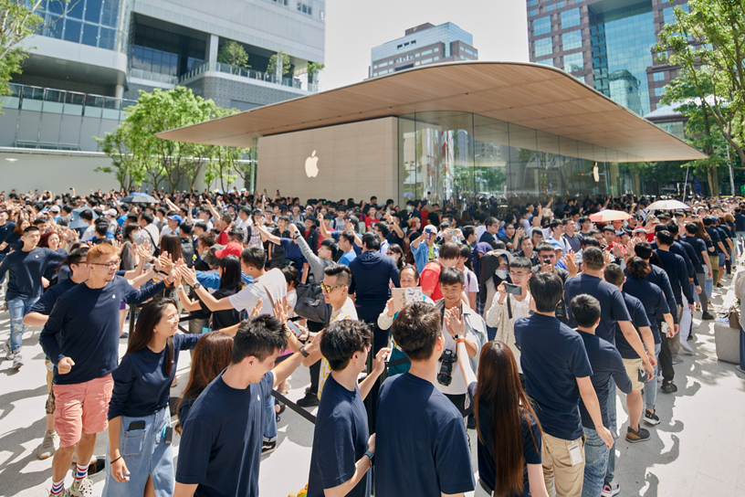 La foule à l’extérieur d’Apple Xinyi A13.