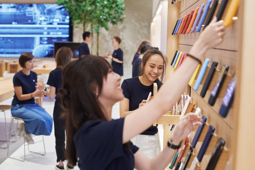 Apple Xinyi A13’te ekip üyeleri ürünleri raflara yerleştiriyor. 