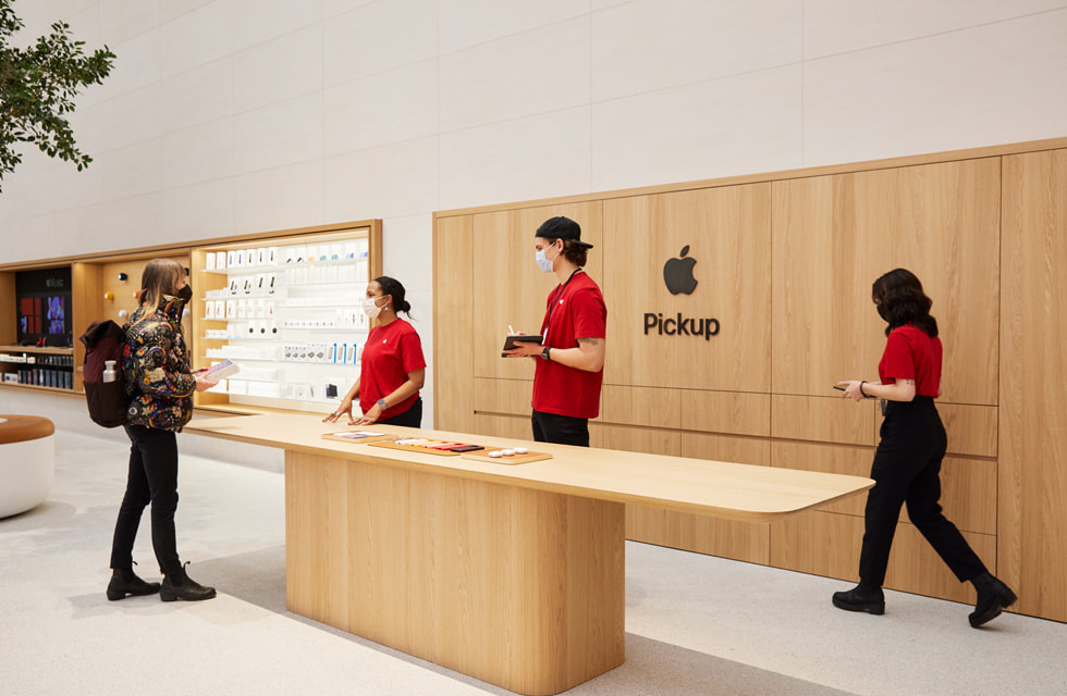 Apple Pickup area at Apple Rosenthaler Straße.