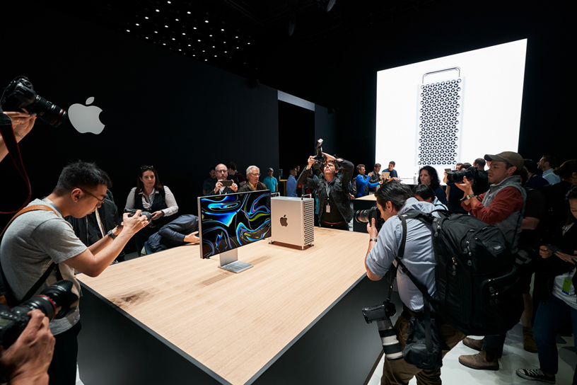 Mac Pro와 Pro Display XDR을 촬영하고 있는 WWDC 참가자들.