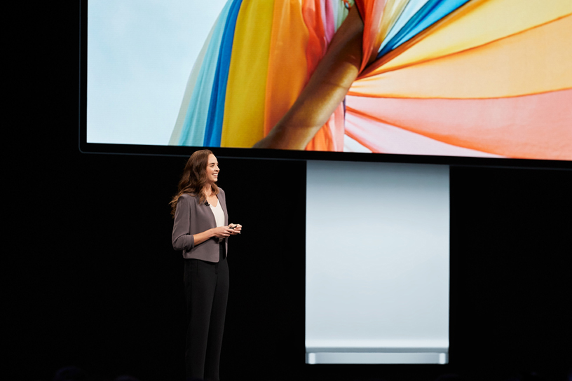 WWDC 2019 행사 무대에 선 콜린 노비엘리 (Colleen Novielli).