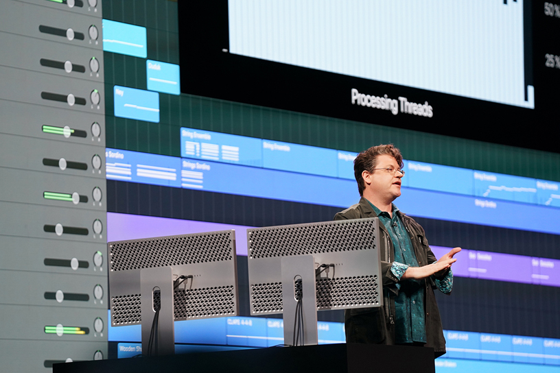 WWDC 2019 행사 무대에 선 데이비드 얼 (David Earl).