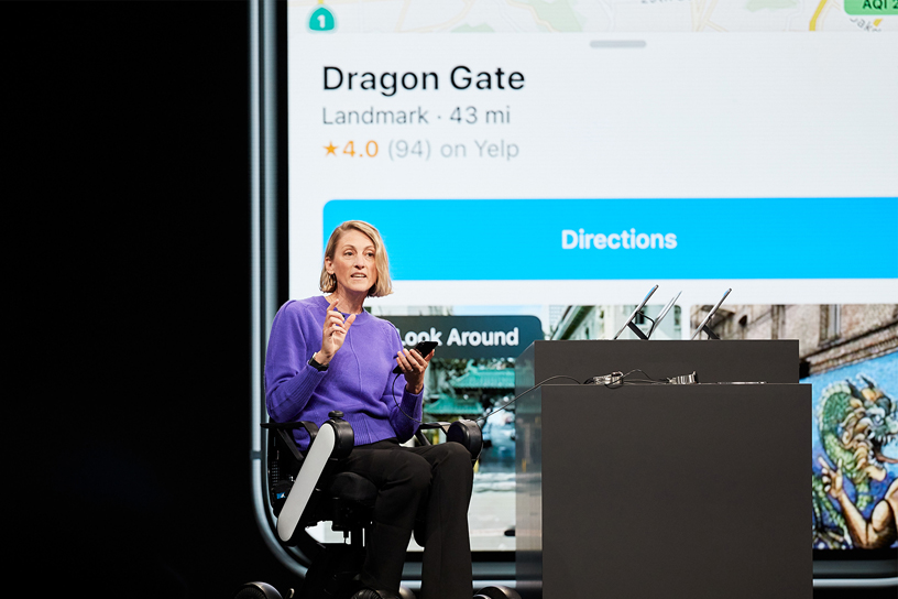 메그 프로스트 (Meg Frost)가 WWDC 2019 행사 무대에서 새로운 지도 앱 경험을 시연하고 있다.