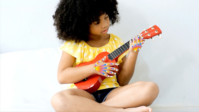 Ukulele çalan bir çocuk ile el duruşu tespiti özelliğinin demosu. 