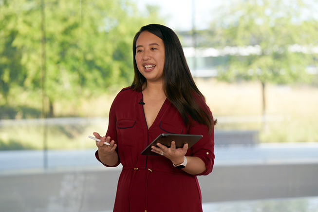 Jenny Chen, WWDC20’de iPad Pro’ya el yazısıyla yazmayı gösteriyor. 