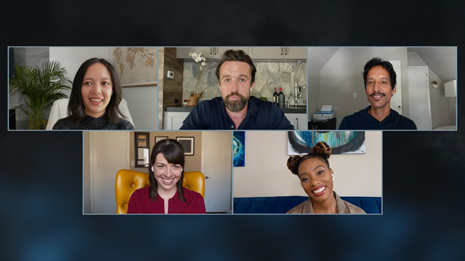 Mythic Quest: Raven’s Banquet yapımcıları Megan Ganz ve Rob McElhenney ile oyuncular.