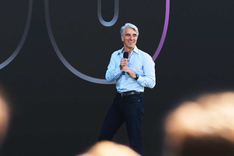 開発者の皆さんをWWDC22に迎え入れるクレイグ・フェデリギ。