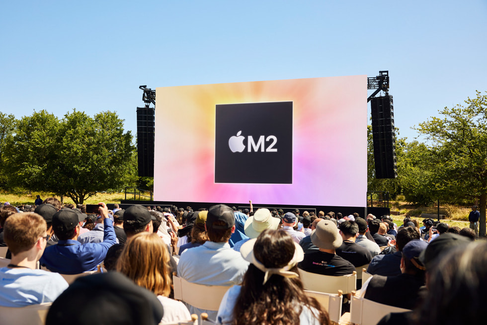 M2の初披露をApple Parkで目にする開発者の皆さん。