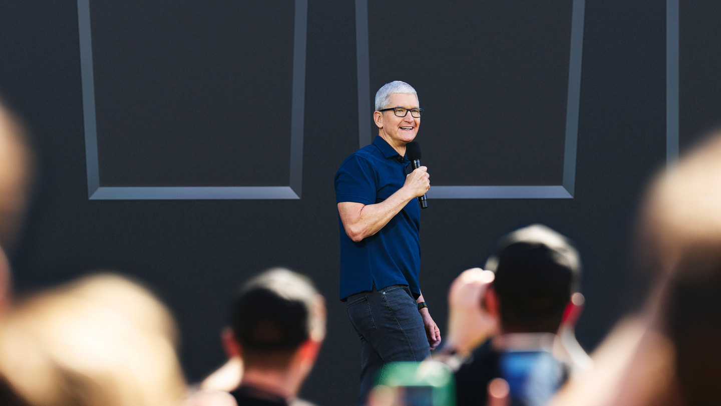 WWDC22で開発者の皆さんを歓迎しているティム・クック。