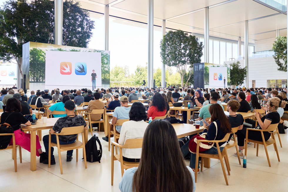 SwiftUIのプレゼンテーションを視聴する、WWDC22に参加した学生の皆さん。
