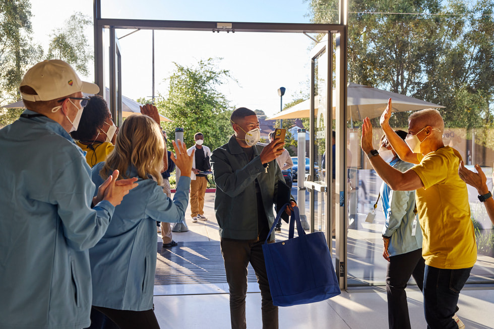 Apple Parkに到着し、WWDC22チームメンバーによって迎え入れられる開発者の皆さん。
