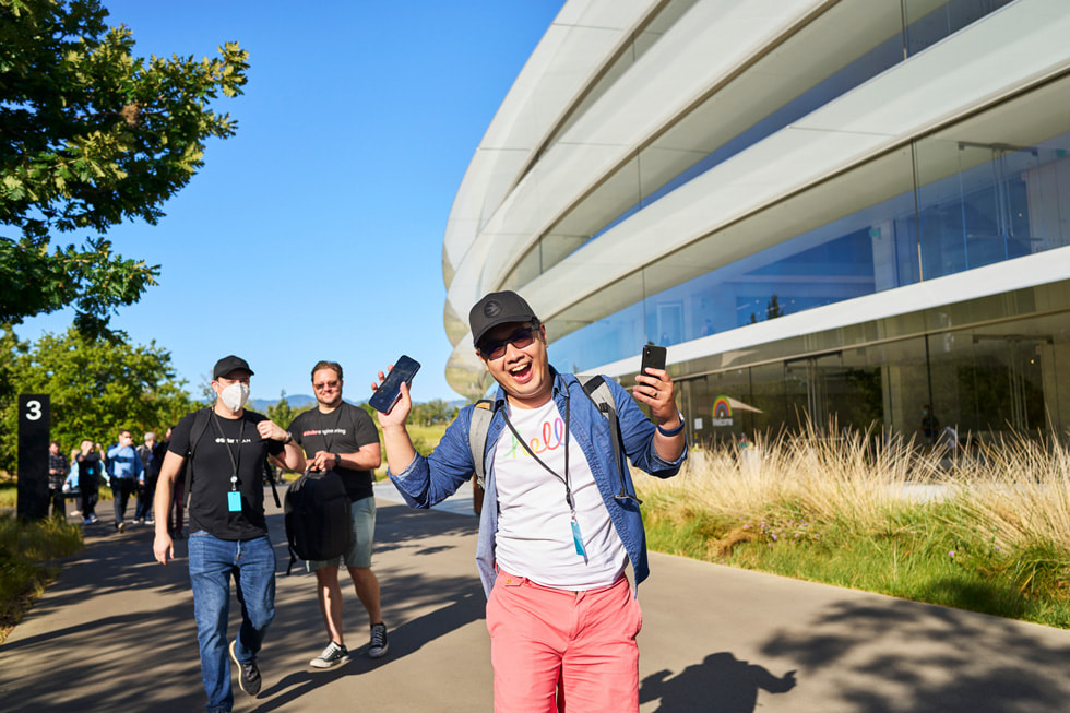 Apple Parkの外周に沿って歩くイベントの参加者。