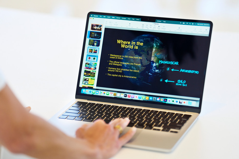 Steve Jobs Theaterのハンズオンエリアで新しいMacBook Airを体験するWWDC22の参加者。